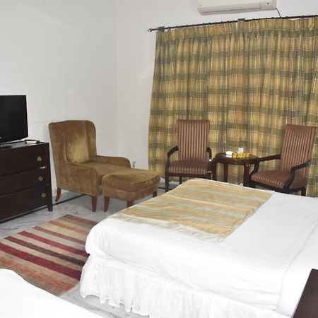 Pyramid International Guest House Исламабад Экстерьер фото