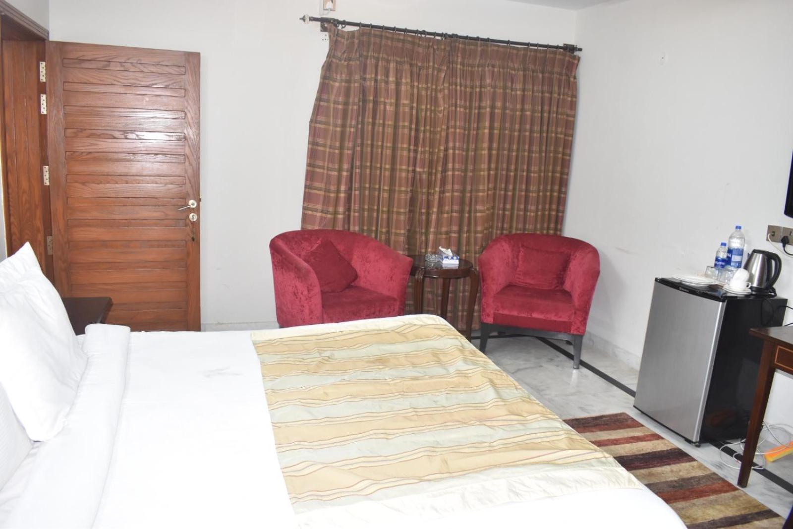 Pyramid International Guest House Исламабад Экстерьер фото