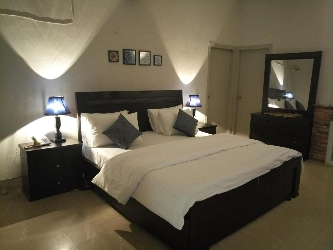 Pyramid International Guest House Исламабад Экстерьер фото