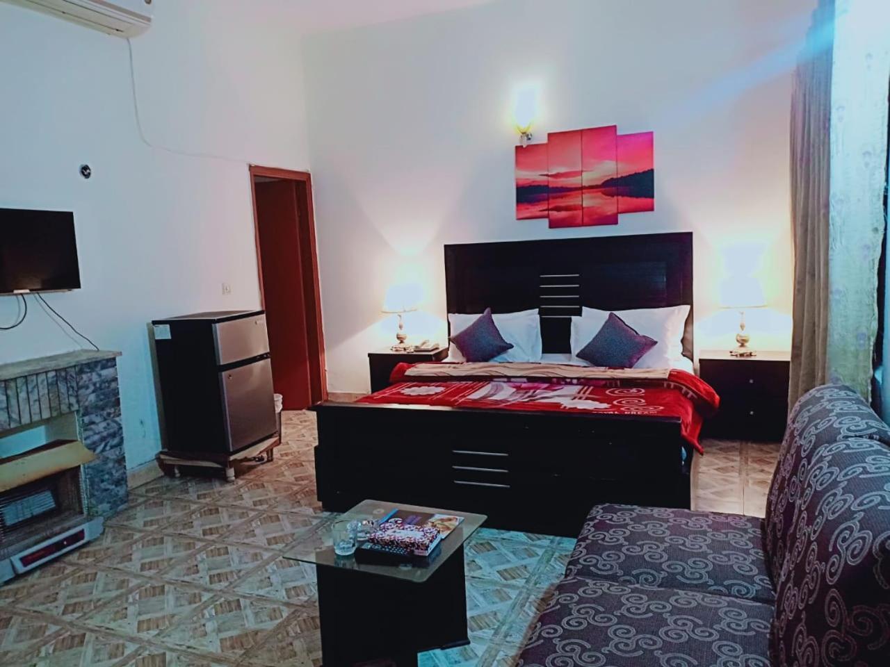 Pyramid International Guest House Исламабад Экстерьер фото