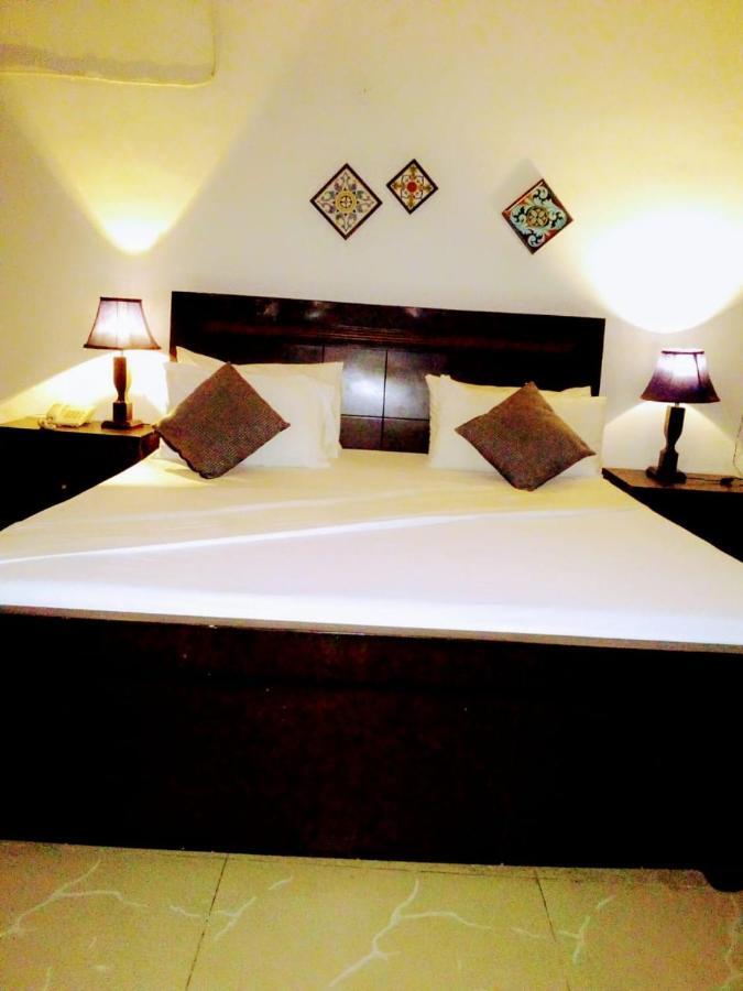 Pyramid International Guest House Исламабад Экстерьер фото